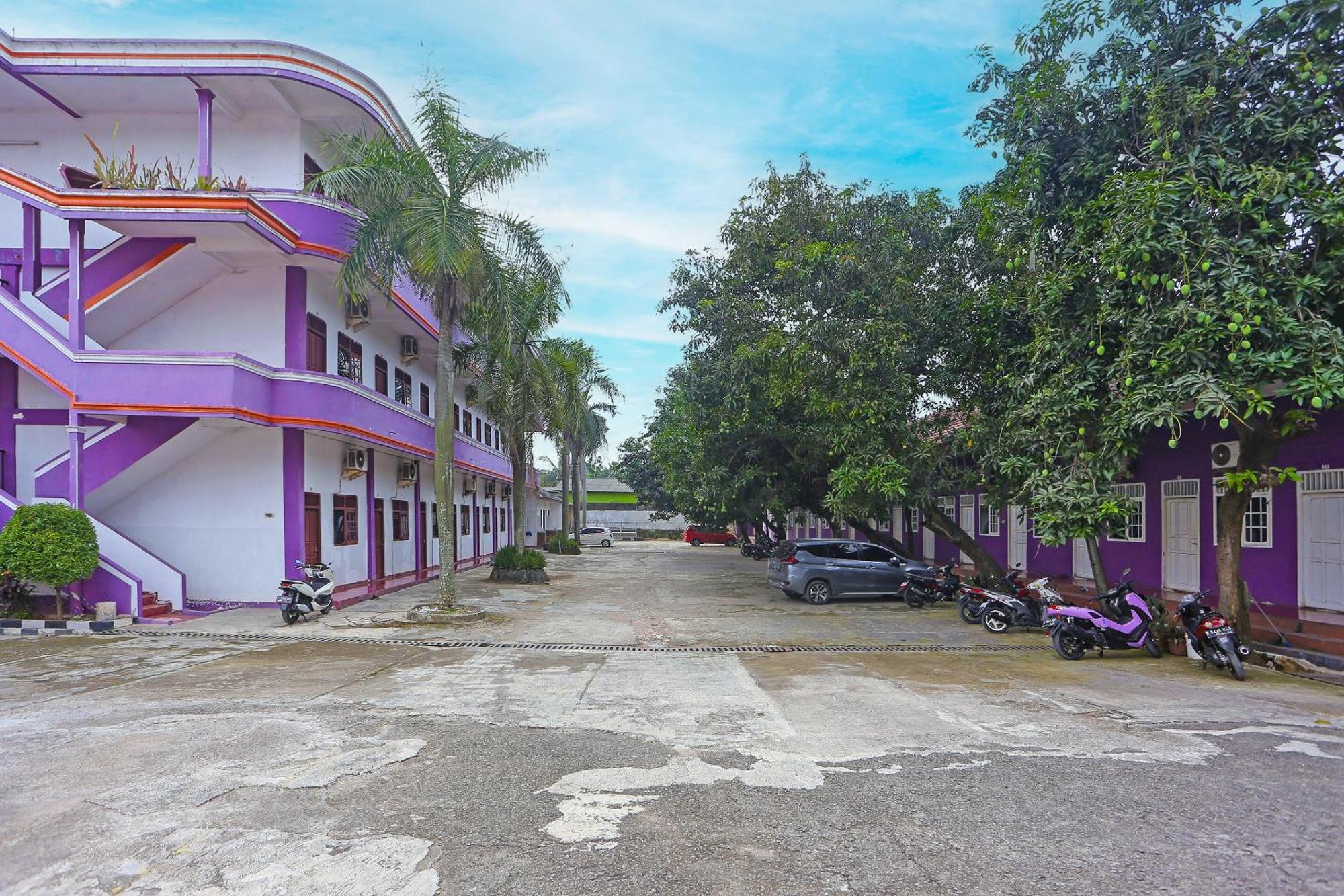 Super Oyo 3978 Hotel Danau Indah Bekasi Exterior photo